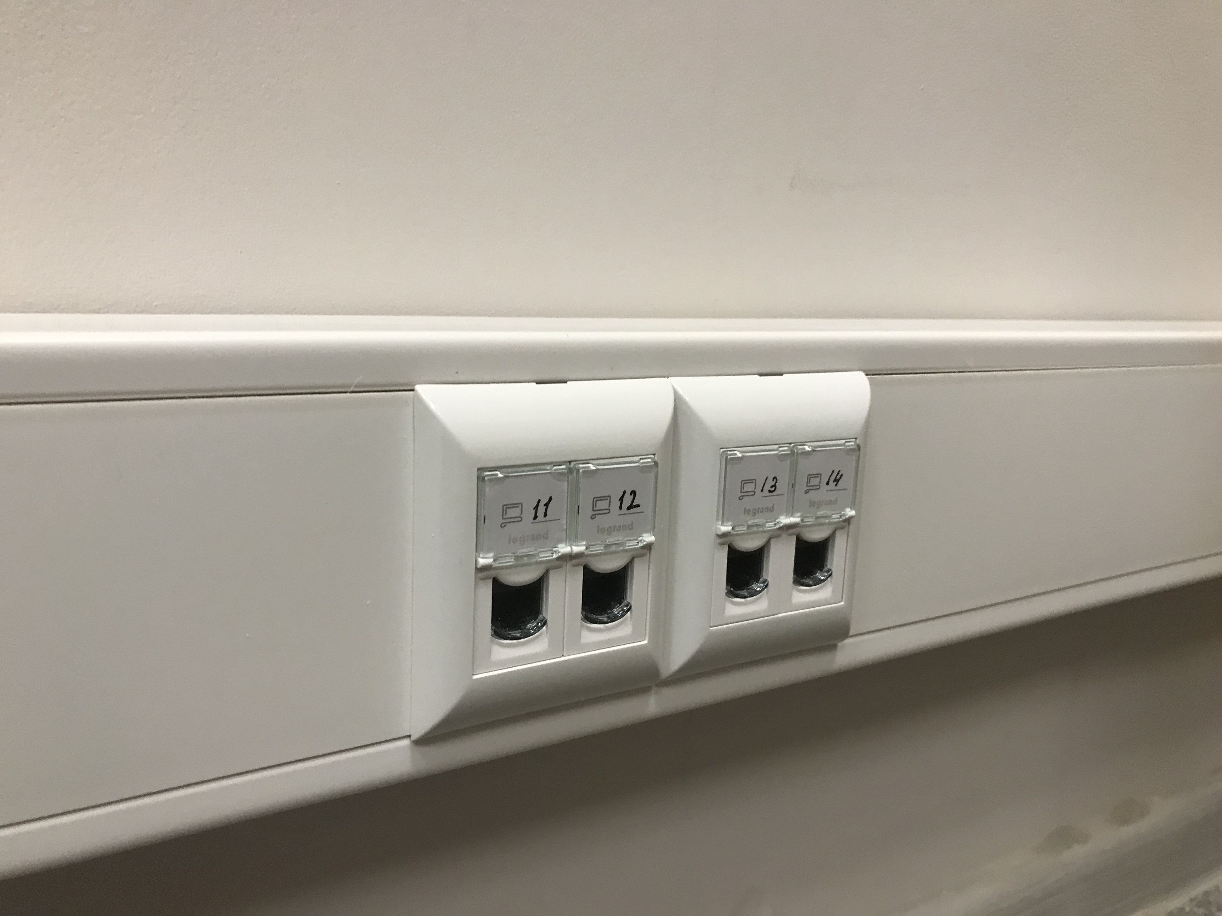 Монтаж интернетовских розеток на рабочем месте RJ-45