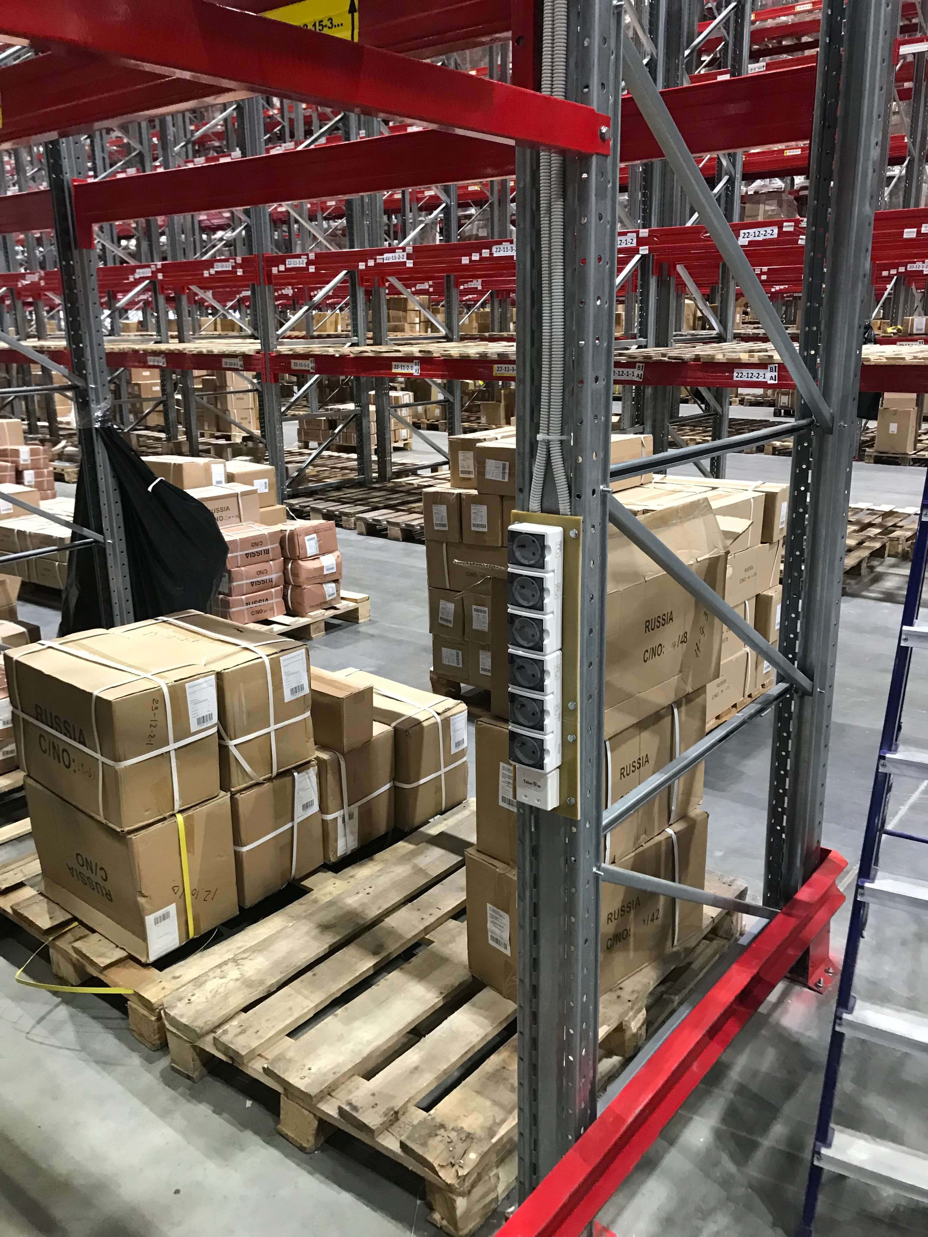 Монтаж розеток 220W и RJ-45 на несущею балку стеллажа на складе в городе Казань